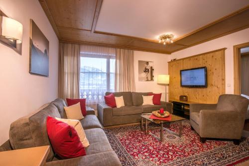 a living room with a couch and a tv at Ferienwohnungen Bäckenhaus in Stumm