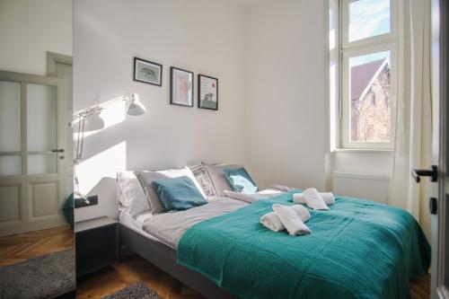 sypialnia z łóżkiem z ręcznikami w obiekcie Zest and Nest Boutique Apartments w Zagrzebiu