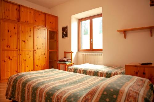 1 dormitorio con 2 camas y ventana en Bed & Breakfast Le Piazze, en Cori