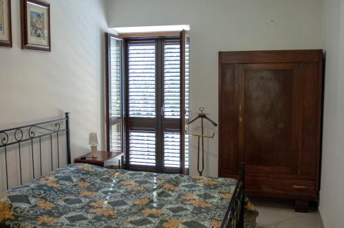 a bedroom with a bed and a wooden door at Bed & Breakfast Le Piazze in Cori