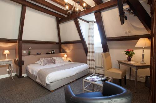 En eller flere senge i et værelse på Hôtel Restaurant La Hoirie