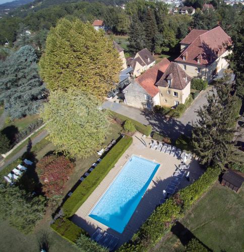 une vue aérienne d'une maison avec piscine dans l'établissement Hôtel La Hoirie, à Sarlat-la-Canéda