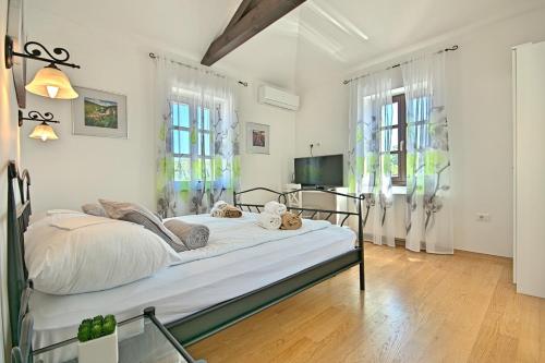 En eller flere senge i et værelse på Luxury Stone Villa Zanelli