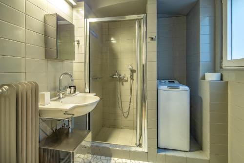 La salle de bains est pourvue d'une douche et d'un lavabo. dans l'établissement Superb 1BD Apartment in the heart of Kolonaki by UPSTREET, à Athènes