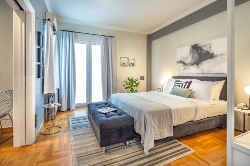 アテネにあるSuperb 1BD Apartment in the heart of Kolonaki by UPSTREETのベッドルーム(大型ベッド1台、ソファ付)