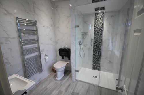 Ένα μπάνιο στο Dower House Hotel