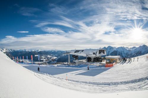 a group of people on a snow covered ski slope at App. Tamanhof in San Giorgio