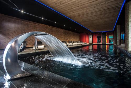 Swimmingpoolen hos eller tæt på Hôtel Daria-I Nor by Les Etincelles