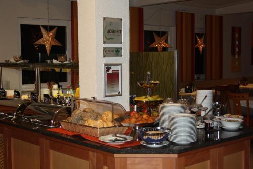 een aanrecht met een buffet met eten erop bij TaunusTagungsHotel in Friedrichsdorf