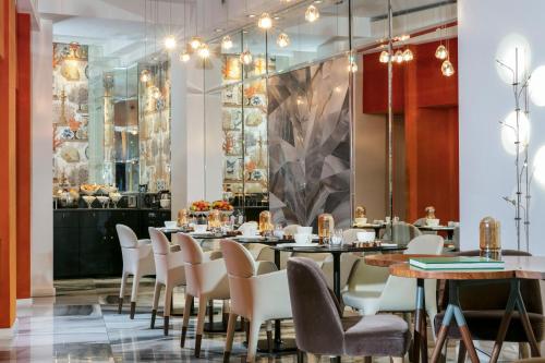 un comedor con mesas y sillas en Hotel de Seze, en París