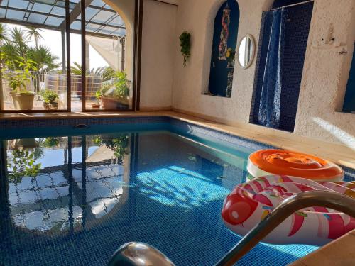 - une piscine avec des nouilles dans une maison dans l'établissement Villa Panoramica, à Menton