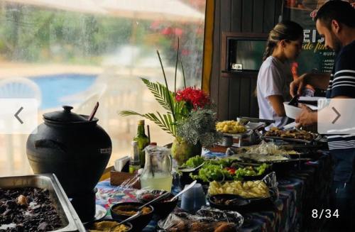 een buffet van voedsel op een tafel met groepen voedsel bij Winterville Gravata in Gravatá
