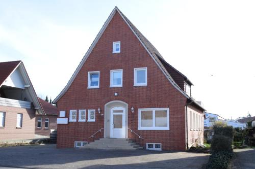 a red brick house with a white door at Diepholzer–Boardinghouse in Diepholz