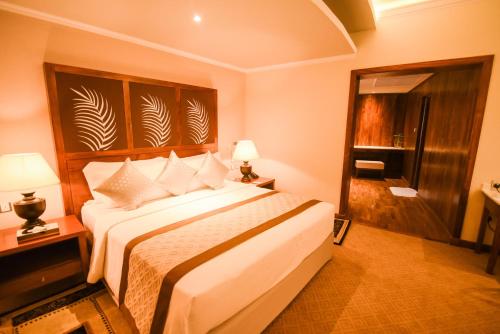 Ένα ή περισσότερα κρεβάτια σε δωμάτιο στο Earl's Regent Hotel