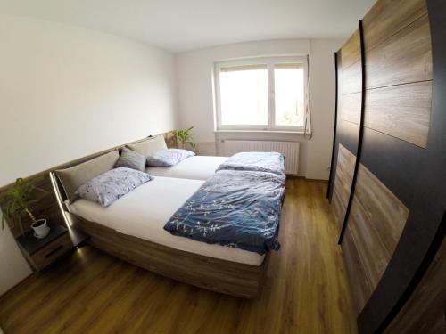 Säng eller sängar i ett rum på Apartments Andrej