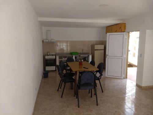 ラス・トニナスにあるMajomi Las Toninasの部屋にテーブルと椅子のあるキッチン