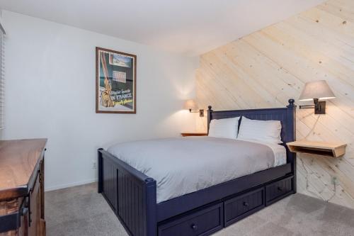 Кровать или кровати в номере Bridges 107