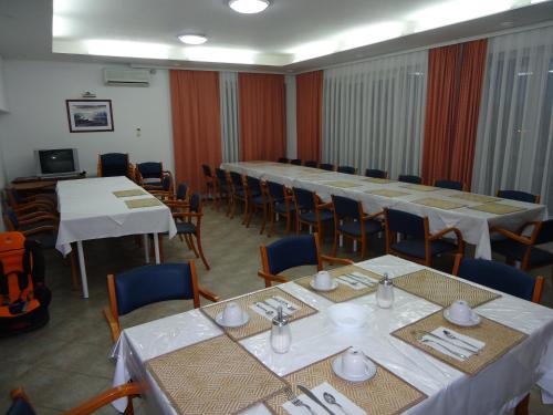 Οι επιχειρηματικές εγκαταστάσεις ή/και οι αίθουσες συνεδριάσεων στο Pansion Antonio