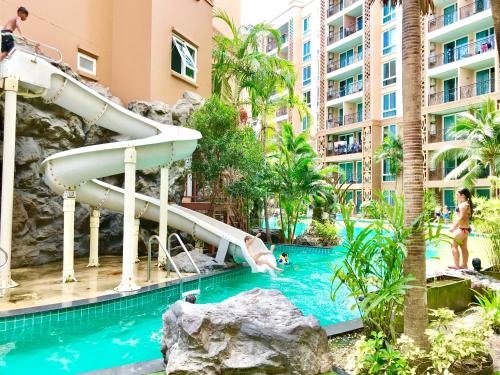 Piscina de la sau aproape de Atlantis Condo & Resort by Luxury Collection Apartment
