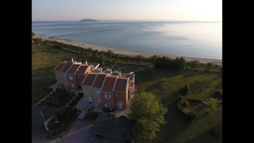 an aerial view of a house next to the ocean at DISTRiCT 01 -Luxurious Villa with private beach in Metókhion Konstamonítou