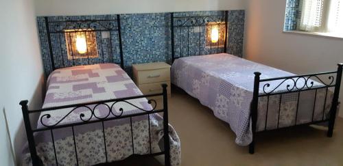 ヴィエステにあるCase Vacanze Fusillo Rosinaのベッドルーム(ツインベッド2台、ランプ2つ付)