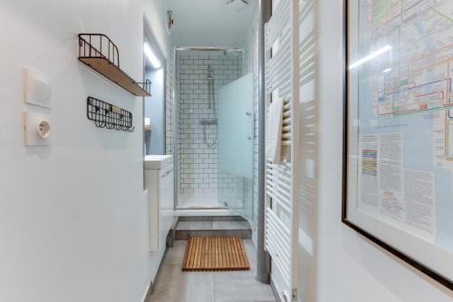 une salle de bain avec une douche à l'italienne et un lavabo dans l'établissement Le Saint-Louis, à Montpellier