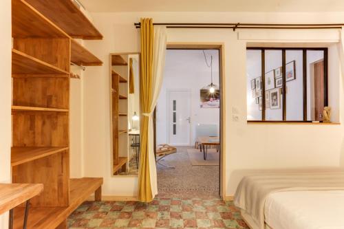 - une chambre avec un lit et une vue sur une salle à manger dans l'établissement Le Saint-Louis, à Montpellier