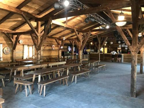Restavracija oz. druge možnosti za prehrano v nastanitvi Oktoberfest Wiesn Camp Lodge
