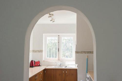 łuk w kuchni ze zlewem i oknem w obiekcie Cortijo La Morera w mieście Los Gallardos