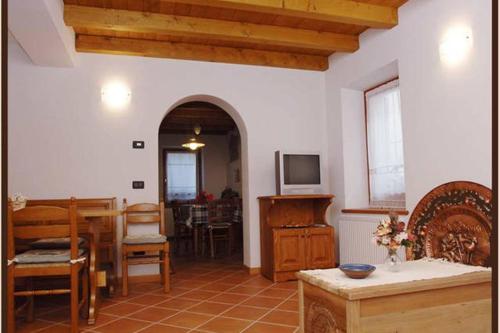 - un salon avec une table et une salle à manger dans l'établissement Ciasa Cimoliana, à Cimolais