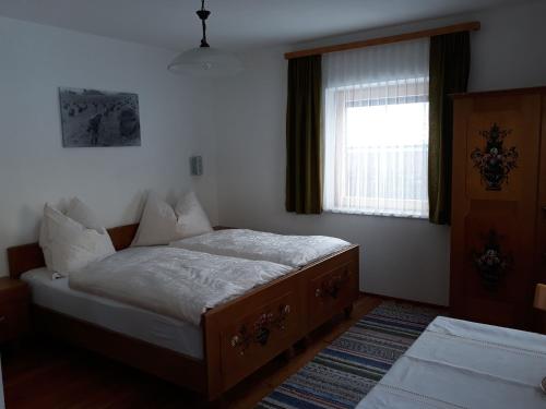 Postel nebo postele na pokoji v ubytování Unterkanterhof Kofler