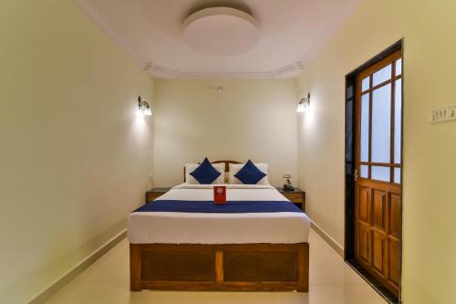 a bedroom with a bed in a room at Sonikas Holiday Homes (Studio) in Candolim