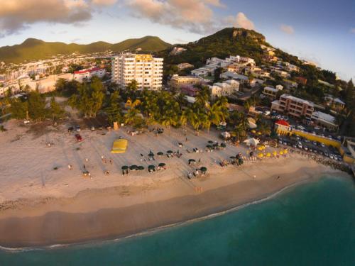 シンプソン・ベイにあるAtrium Beach Resort and Spa St Maarten a Ramada by Wyndhamの人々の集まりを伴う海岸の空中風景