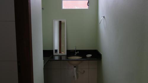 bagno con lavandino e specchio di Casa da Dinda a Pirenópolis