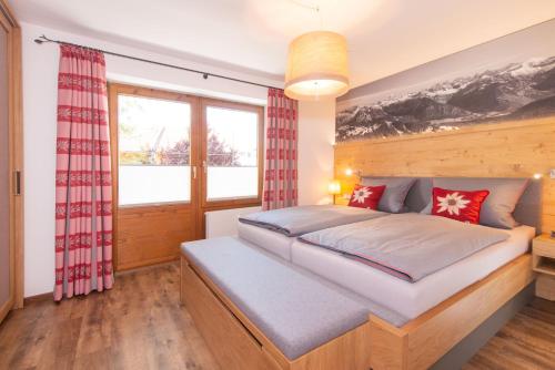um quarto com uma cama e uma grande janela em Sonnenreite em Fischen