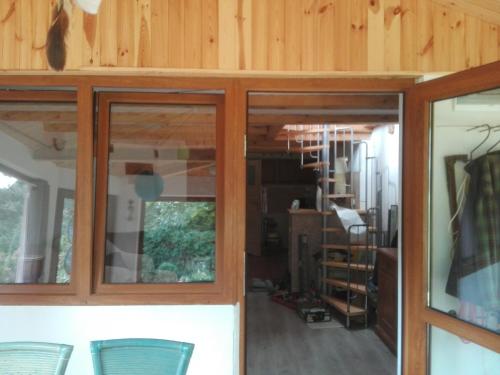 uma casa com portas de vidro e uma sala de estar em Domek Romek em Nowe Warpno