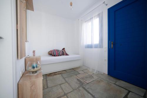 Postel nebo postele na pokoji v ubytování Serenity Kythnos