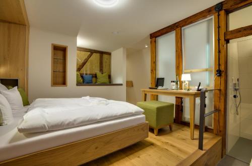 A bed or beds in a room at Boutique Hotel grüner Zweig