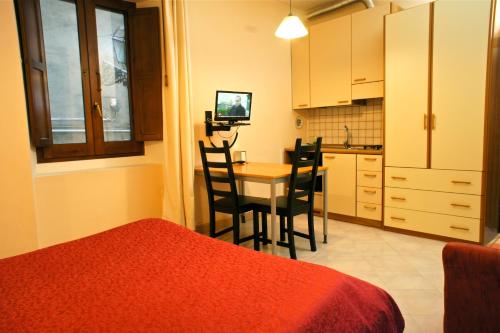 a room with a table and chairs and a kitchen at Bed and Breakfast L'Annunziata in Sulmona