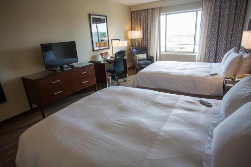 Ein Bett oder Betten in einem Zimmer der Unterkunft Wyndham Moline on John Deere Commons