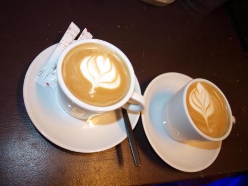 Příslušenství pro přípravu čaje a kávy v ubytování Avocado Hôtel Restaurant