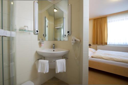 Ett badrum på Gasthof Mader Gubo & CO KG