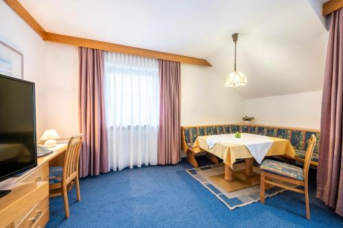 Una televisión o centro de entretenimiento en Frühstückspension-Appartementhaus Wasserer