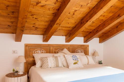 una camera con letto e soffitti in legno di T-Rooftop a Como