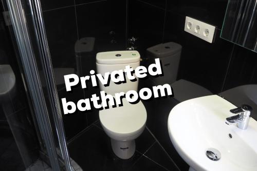 Ein Badezimmer in der Unterkunft Monkey Room