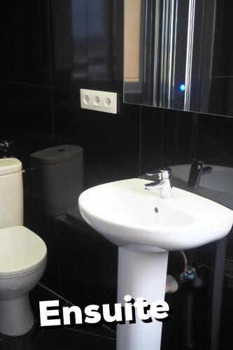Ein Badezimmer in der Unterkunft Monkey Room