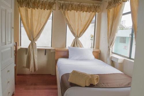 Postel nebo postele na pokoji v ubytování Hostal Loro Verde