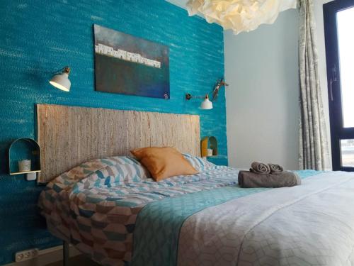 コスタ・デ・アンティグアにあるHomely Paradise Amaya 2の青い壁のベッドルーム1室(大型ベッド1台付)