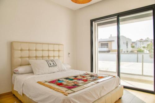 En eller flere senge i et værelse på SUPERBE VILLA AVEC PISCINE PLAGES DES NATIONS