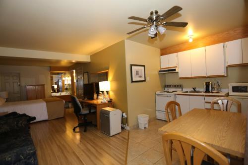 a kitchen and living room with a ceiling fan at Motel Grand-Pré Inc in Bonaventure